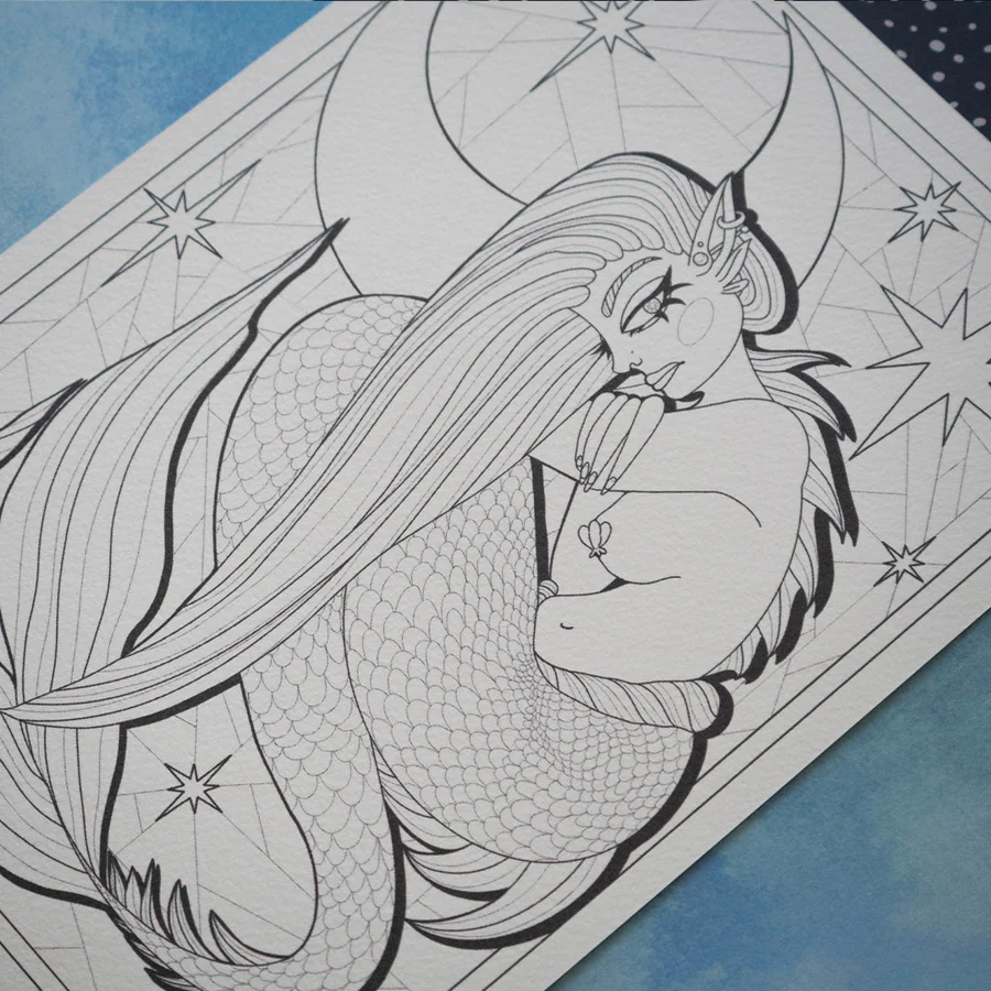 Gros plan du lineart Moon Sirena sur papier texturé
