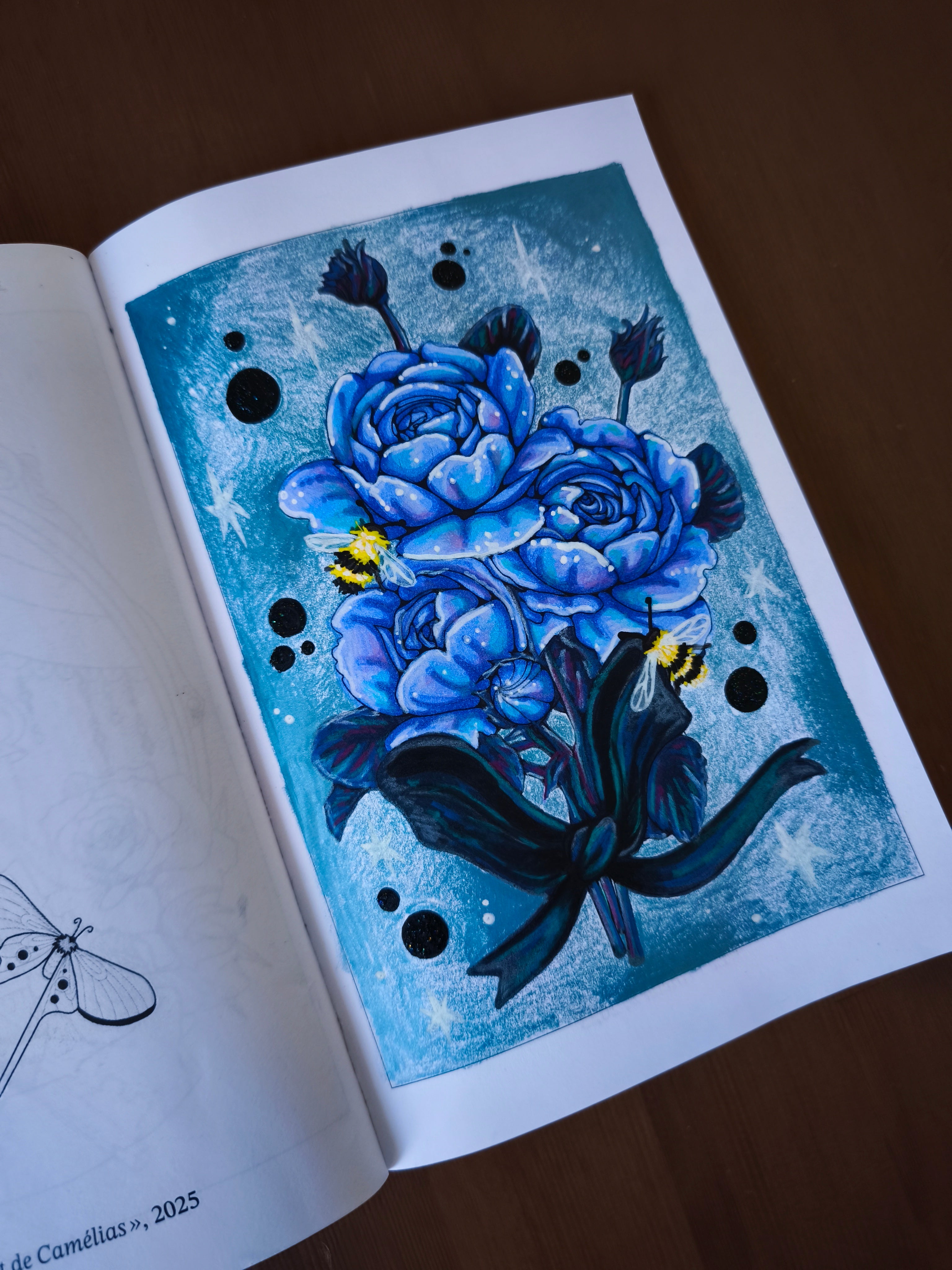 Détail du bouquet de camélias de Lullaby mis en couleurs dans des tons bleu profond