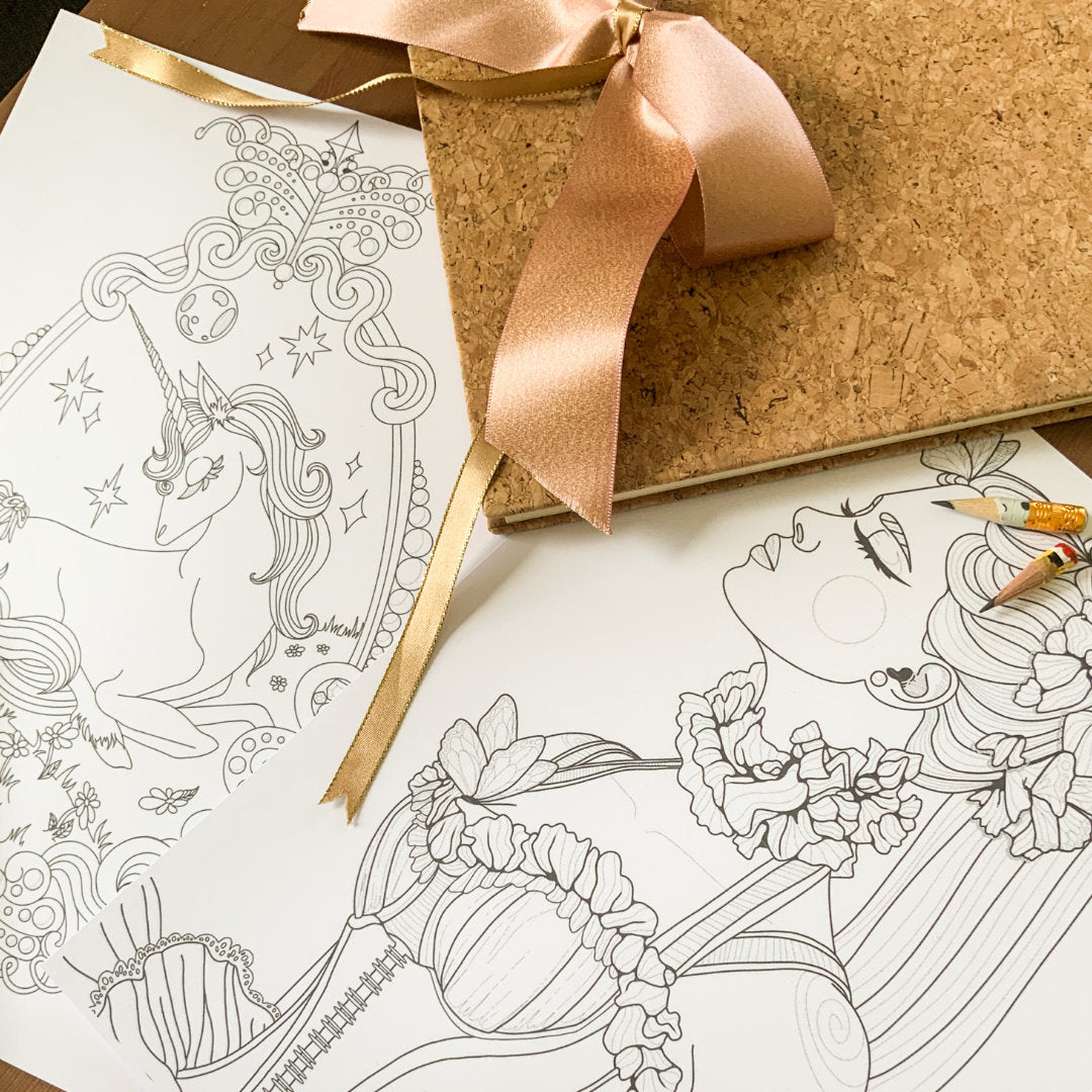 Plusieurs dessins de Lullaby en traits noirs, dont une licorne et un portrait fleuri