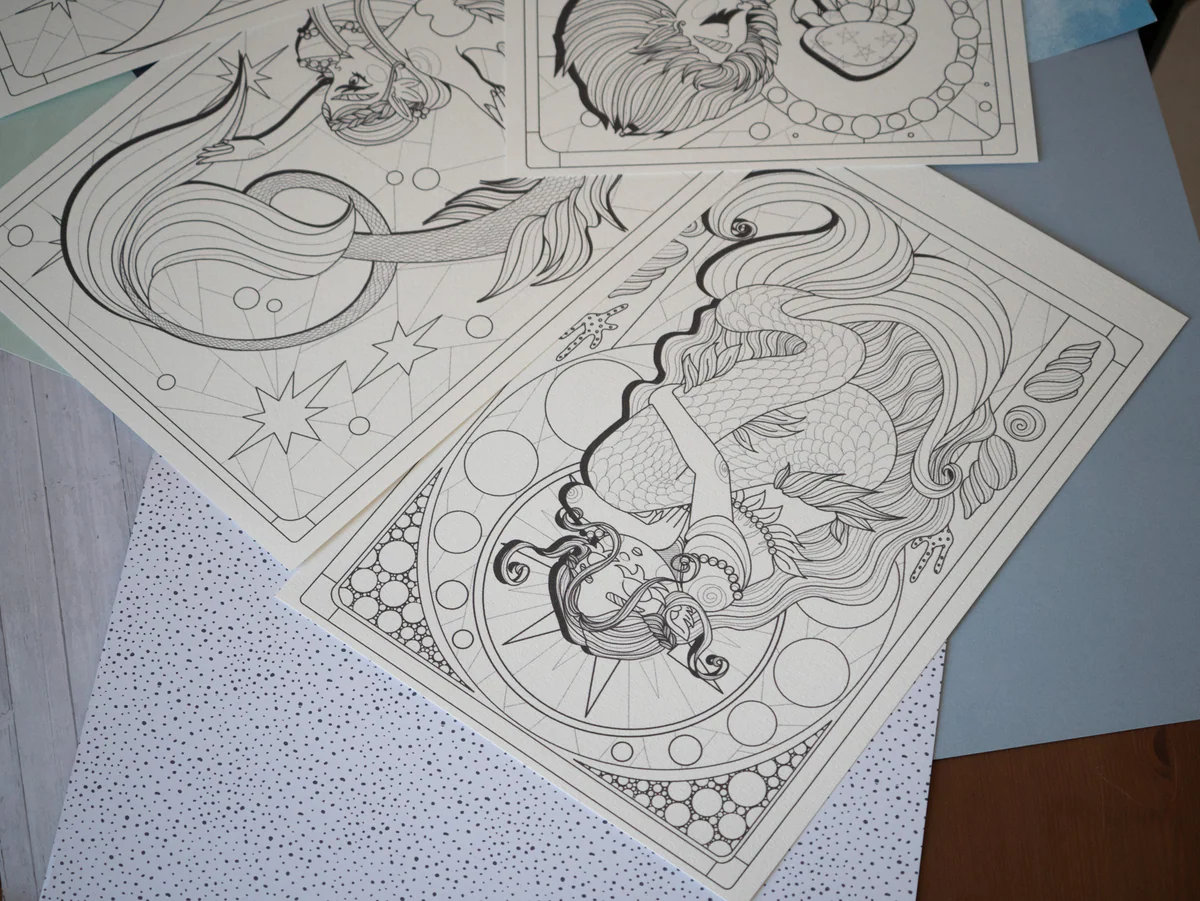 Plusieurs dessins de Maïlys imprimés sur des feuilles