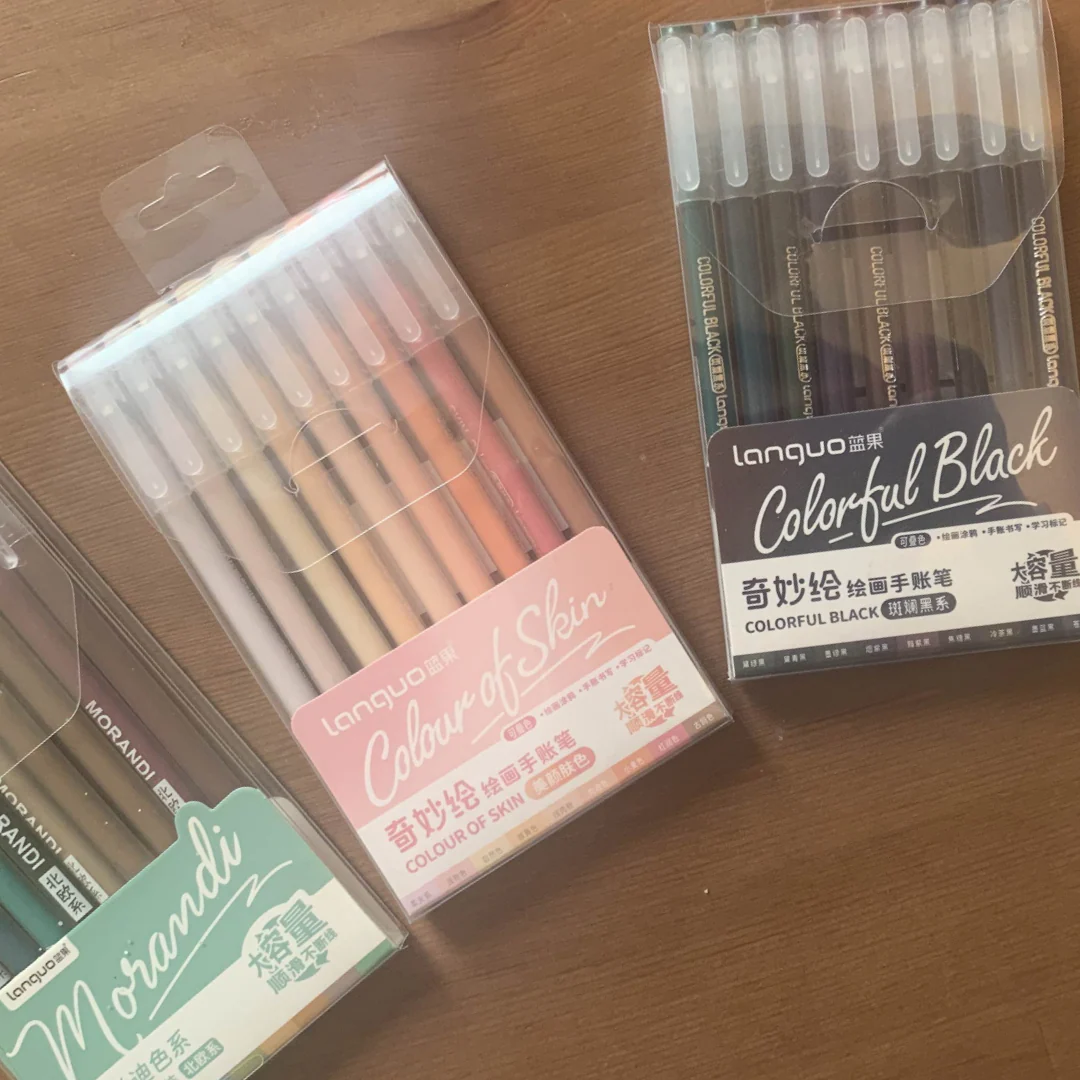 Plusieurs boîtes de stylos gels Languo testées par Maïlys